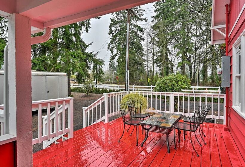 Redmond Farmhouse On 2 Acres W/ Deck & Grill!