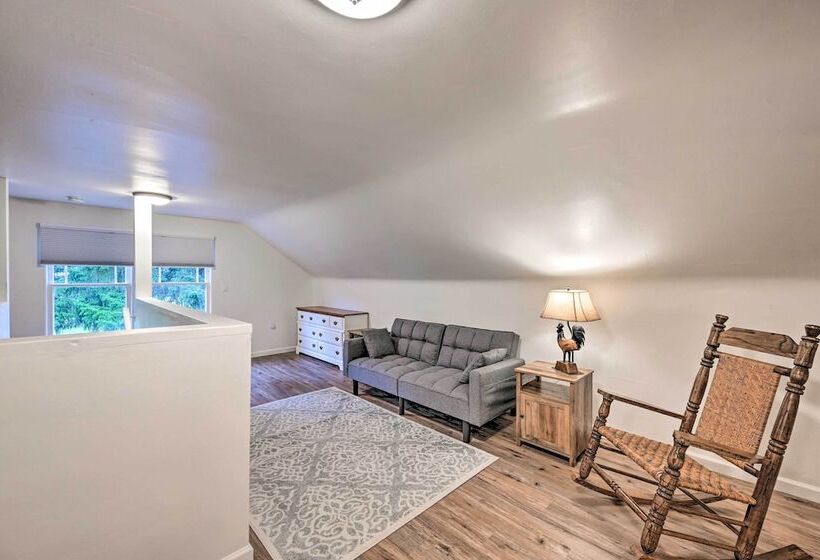 Redmond Farmhouse On 2 Acres W/ Deck & Grill!