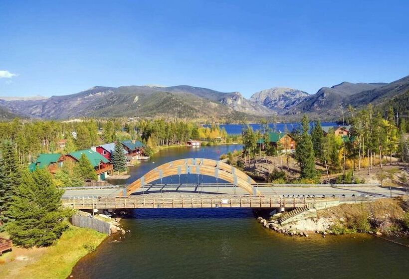 Relax & Recharge In Private Lake