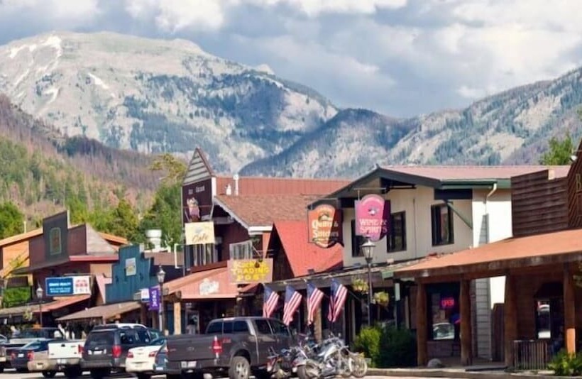 Relax & Recharge In Private Lake