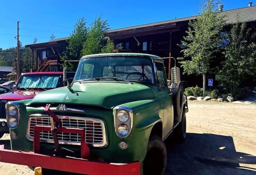 Relax & Recharge In Private Lake