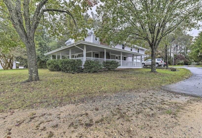 Remodeled Pittsboro Farmhouse Sitting On 220 Acres