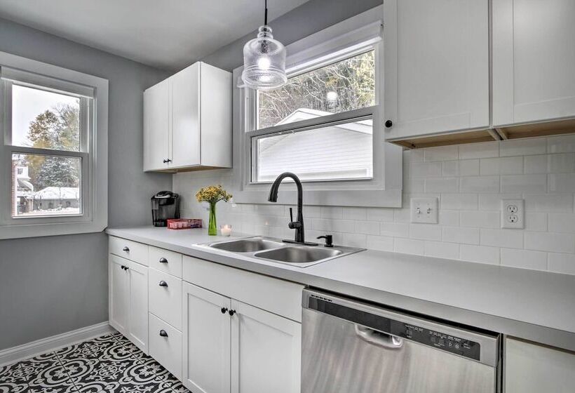 Renovated Historic Home < 1 Mile To Eagle Point!