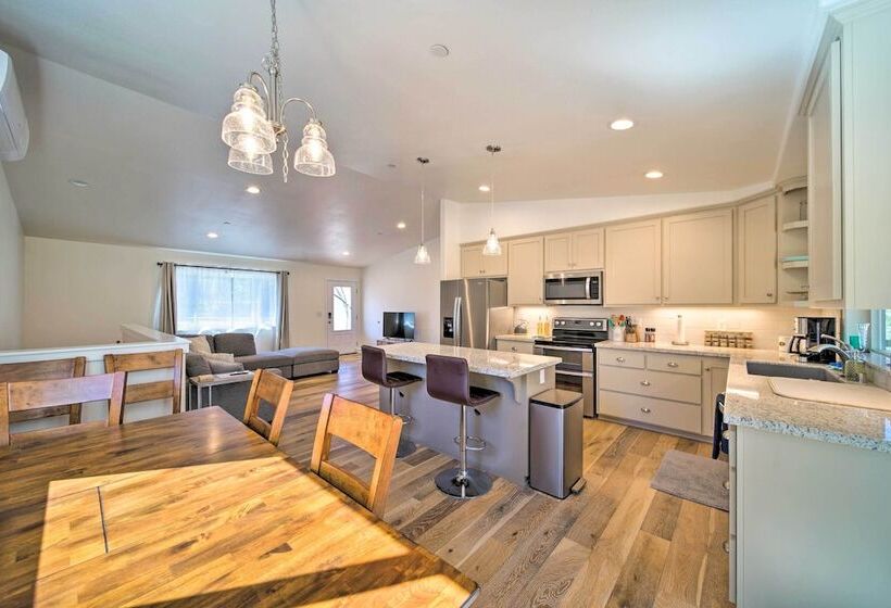 River Acres Retreat W/ Grill & River Access!