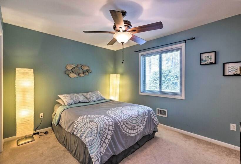 River S Edge Retreat With Kayaks & River Access!