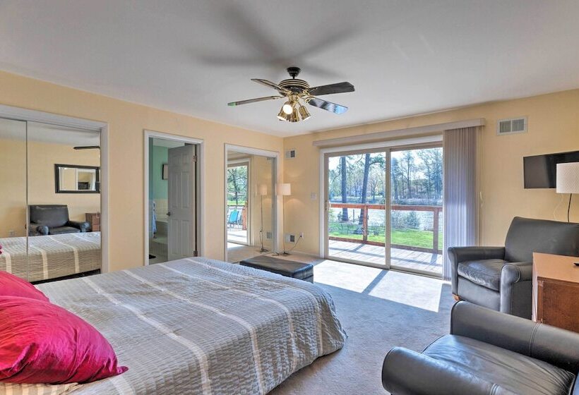 River S Edge Retreat With Kayaks & River Access!