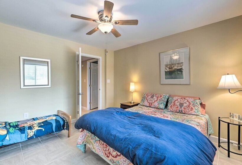 River S Edge Retreat With Kayaks & River Access!