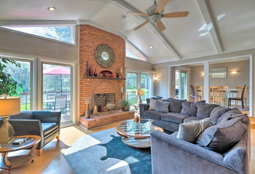 River S Edge Retreat With Kayaks & River Access!