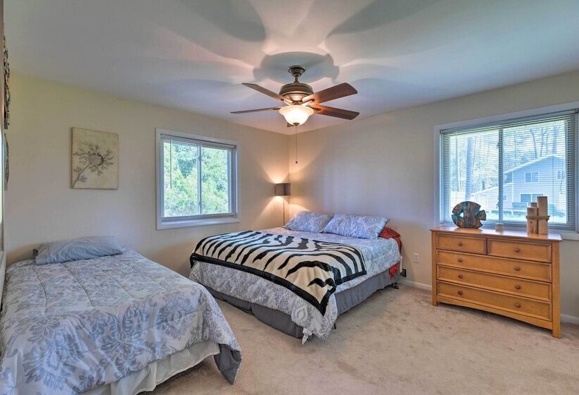 River S Edge Retreat With Kayaks & River Access!