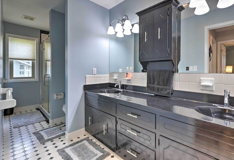 River S Edge Retreat With Kayaks & River Access!