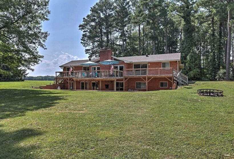 River S Edge Retreat With Kayaks & River Access!