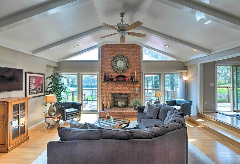 River S Edge Retreat With Kayaks & River Access!