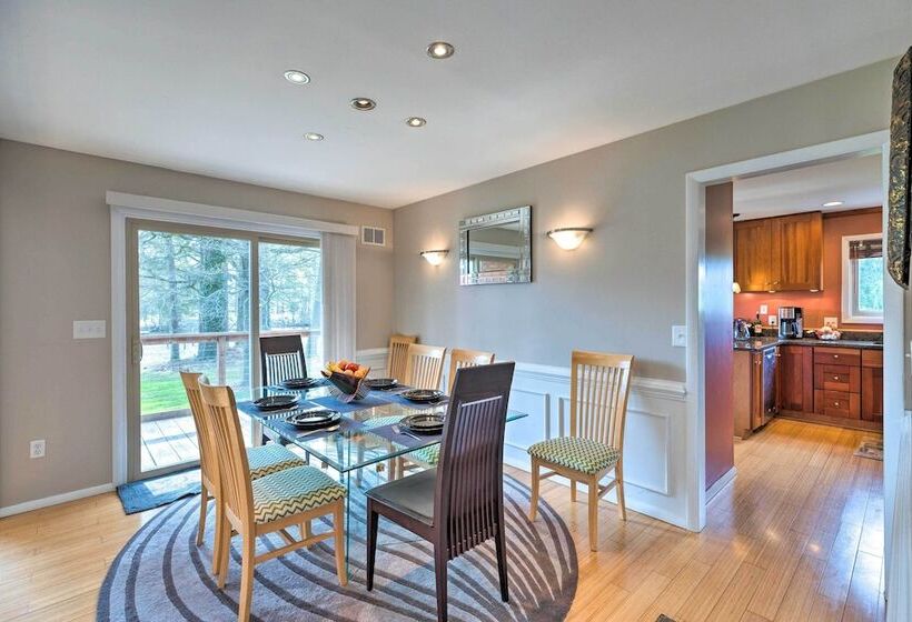 River S Edge Retreat With Kayaks & River Access!