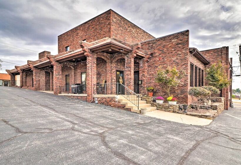 Roomy Multi Family Retreat In Dtwn Mountain Home!