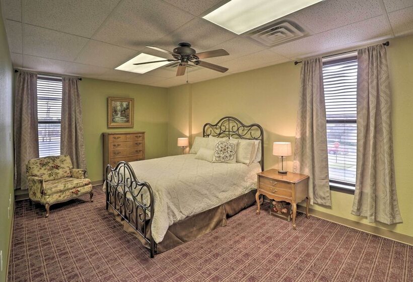 Roomy Multi Family Retreat In Dtwn Mountain Home!