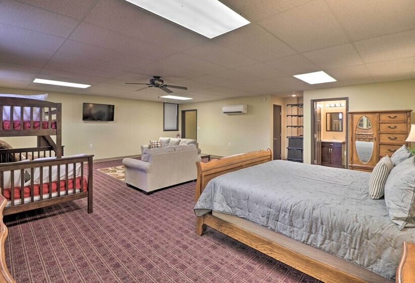 Roomy Multi Family Retreat In Dtwn Mountain Home!