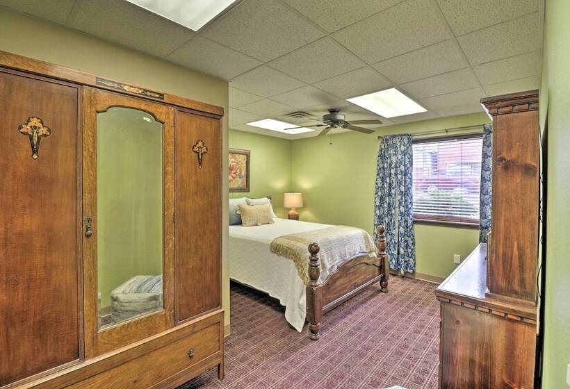 Roomy Multi Family Retreat In Dtwn Mountain Home!