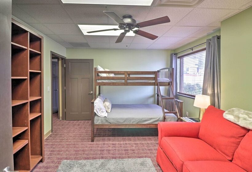 Roomy Multi Family Retreat In Dtwn Mountain Home!