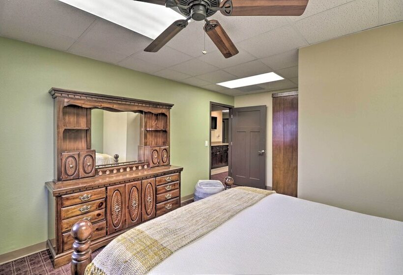 Roomy Multi Family Retreat In Dtwn Mountain Home!