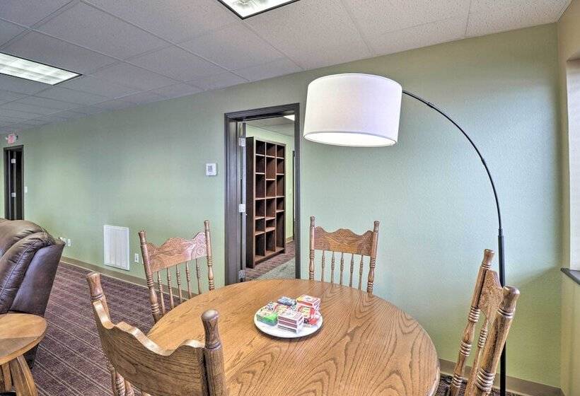 Roomy Multi Family Retreat In Dtwn Mountain Home!