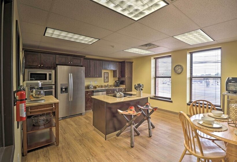 Roomy Multi Family Retreat In Dtwn Mountain Home!