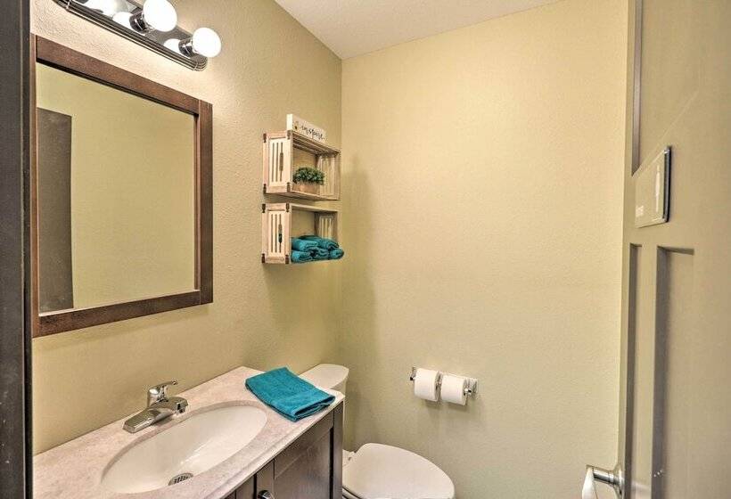 Roomy Multi Family Retreat In Dtwn Mountain Home!