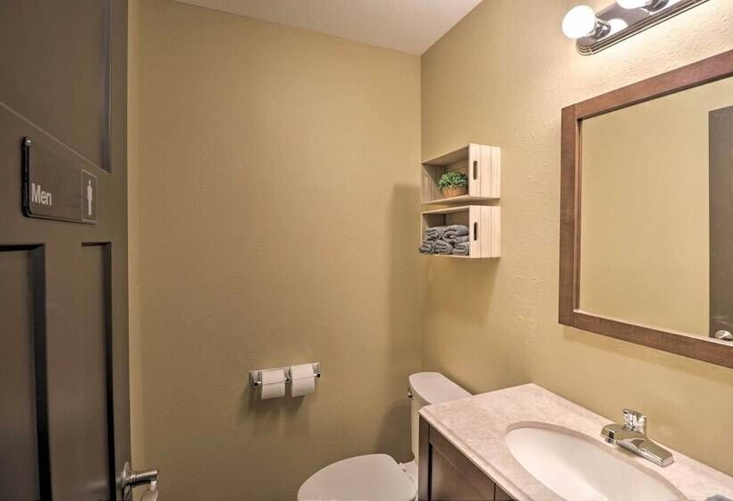 Roomy Multi Family Retreat In Dtwn Mountain Home!