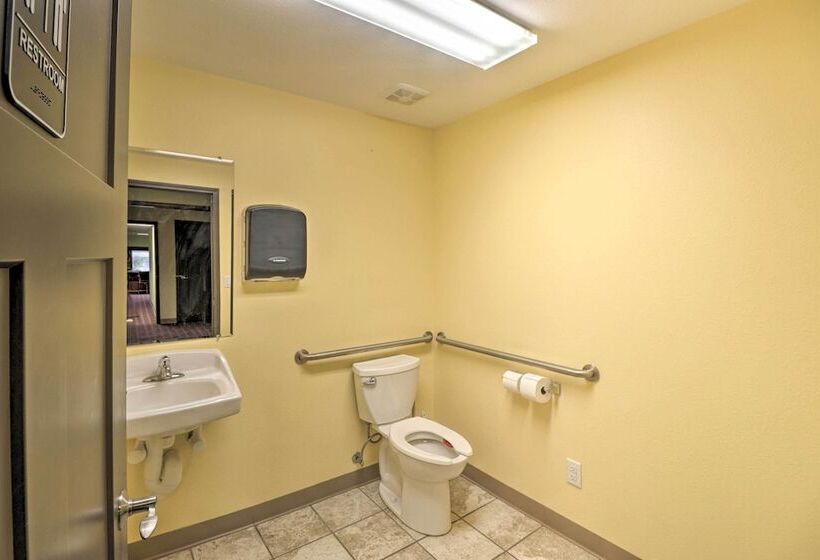 Roomy Multi Family Retreat In Dtwn Mountain Home!