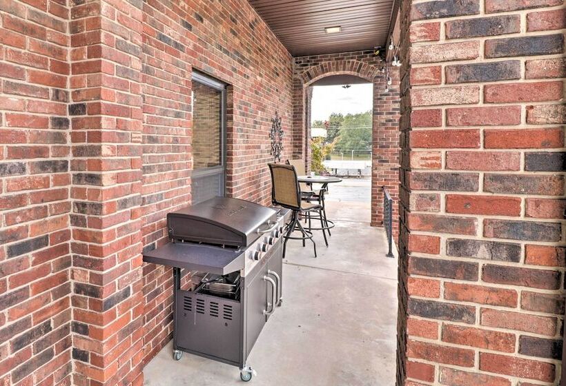 Roomy Multi Family Retreat In Dtwn Mountain Home!