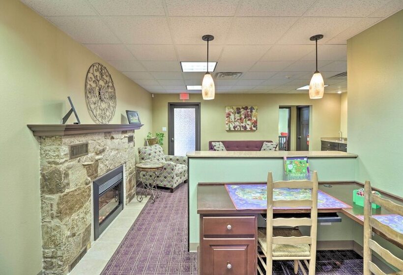 Roomy Multi Family Retreat In Dtwn Mountain Home!