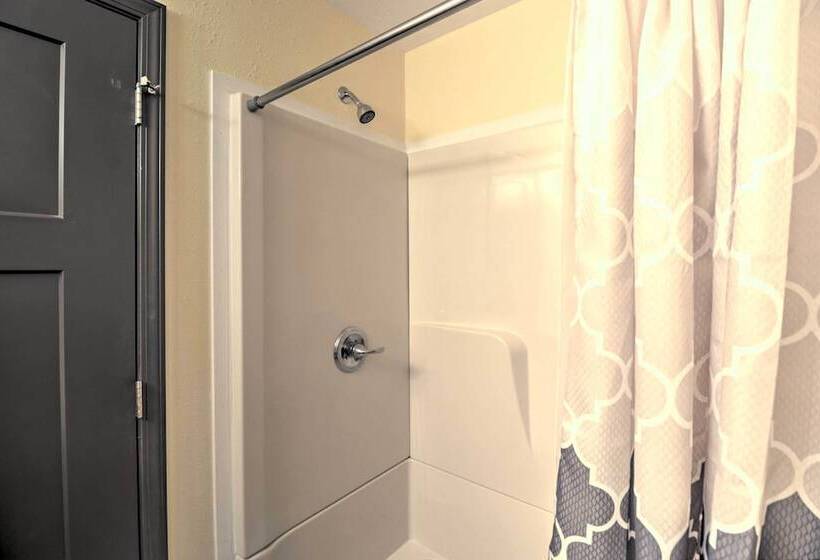 Roomy Multi Family Retreat In Dtwn Mountain Home!