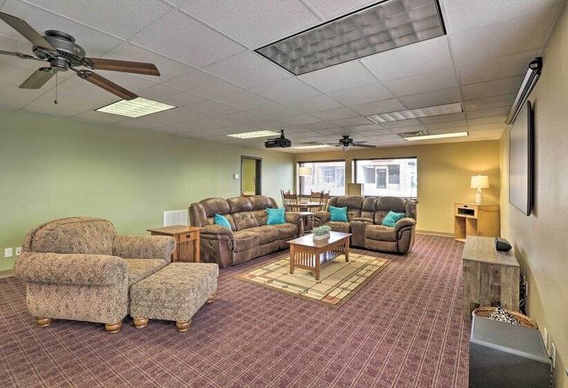 Roomy Multi Family Retreat In Dtwn Mountain Home!