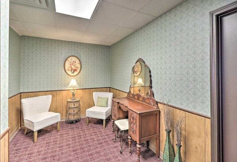 Roomy Multi Family Retreat In Dtwn Mountain Home!