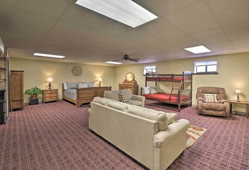 Roomy Multi Family Retreat In Dtwn Mountain Home!