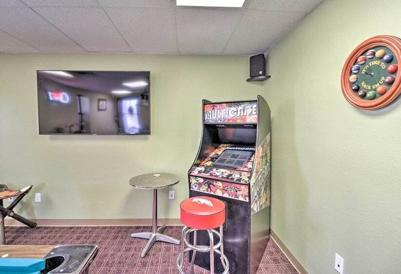 Roomy Multi Family Retreat In Dtwn Mountain Home!