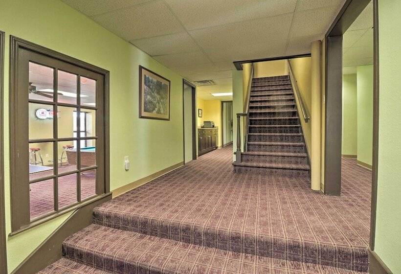 Roomy Multi Family Retreat In Dtwn Mountain Home!