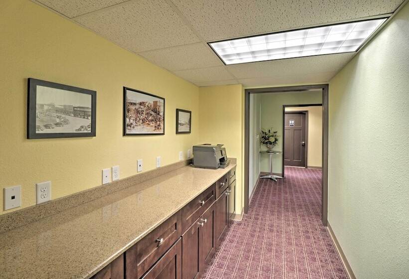 Roomy Multi Family Retreat In Dtwn Mountain Home!