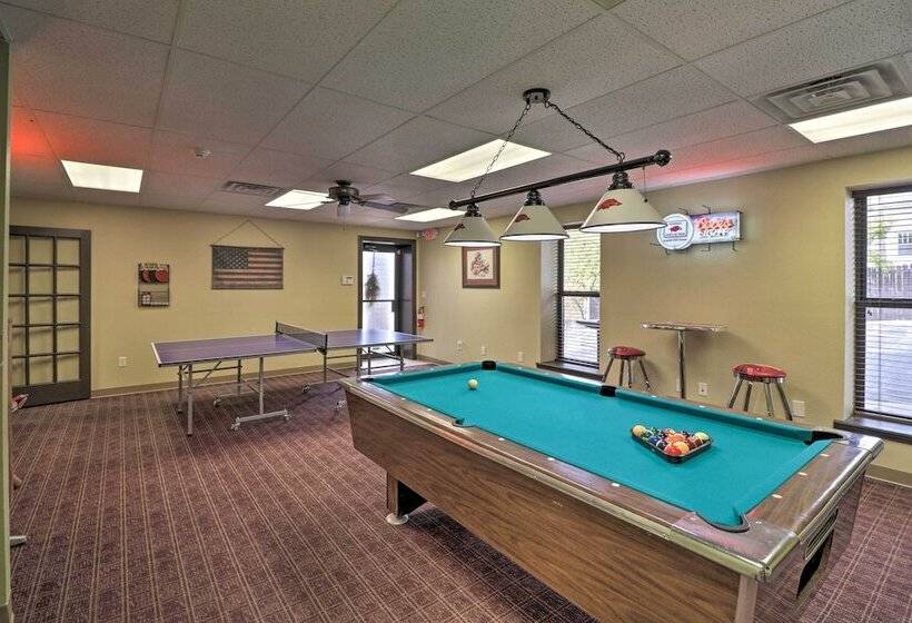 Roomy Multi Family Retreat In Dtwn Mountain Home!