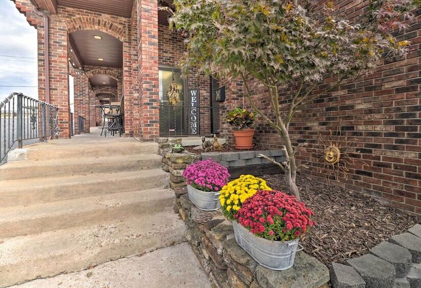 Roomy Multi Family Retreat In Dtwn Mountain Home!