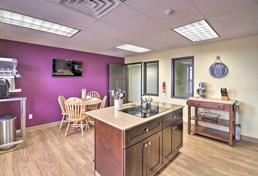 Roomy Multi Family Retreat In Dtwn Mountain Home!