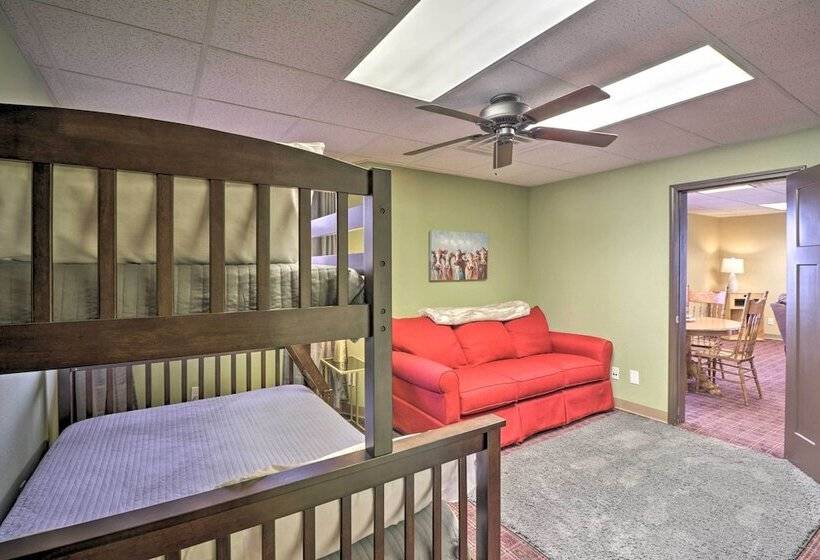 Roomy Multi Family Retreat In Dtwn Mountain Home!