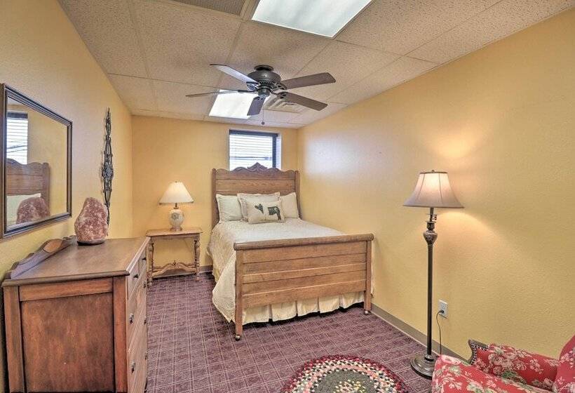 Roomy Multi Family Retreat In Dtwn Mountain Home!