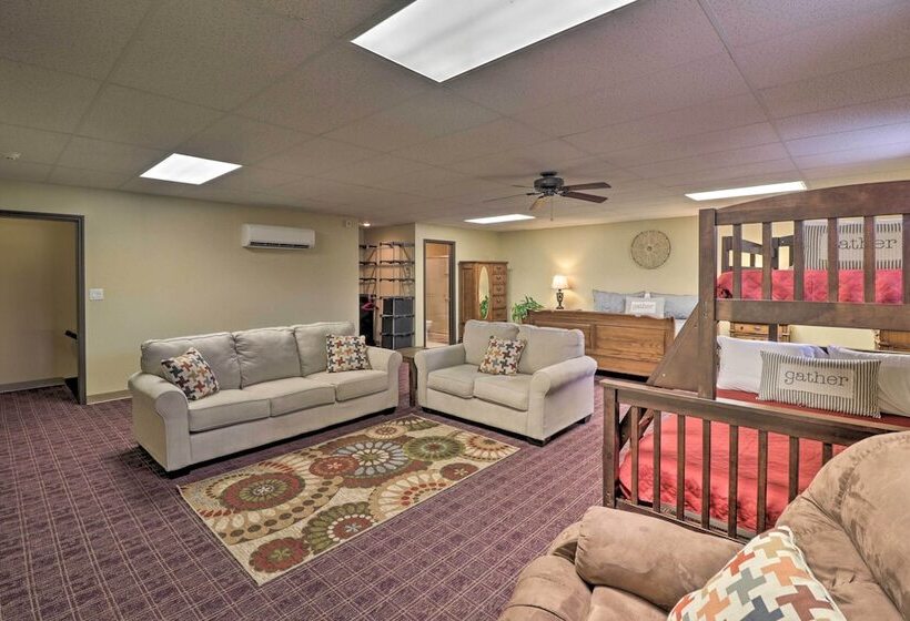 Roomy Multi Family Retreat In Dtwn Mountain Home!