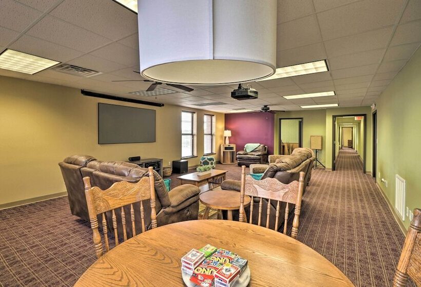 Roomy Multi Family Retreat In Dtwn Mountain Home!