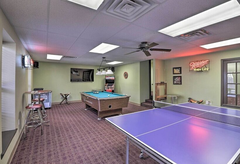 Roomy Multi Family Retreat In Dtwn Mountain Home!