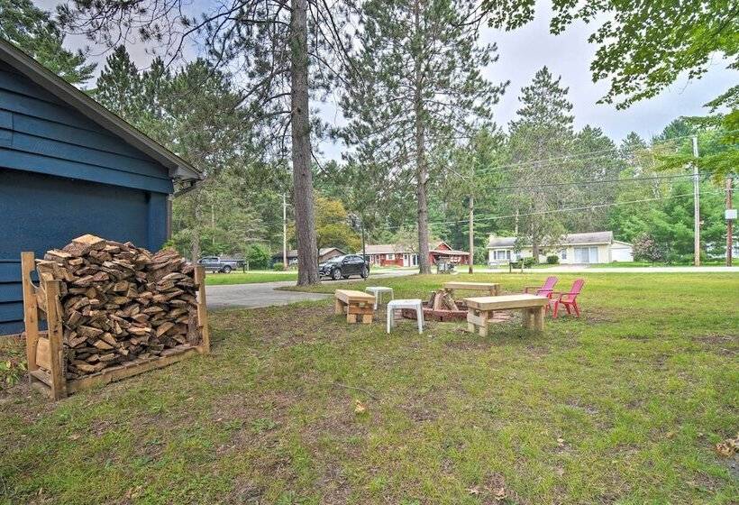 Roscommon Cabin W/ Fire Pit: Walk To Higgins Lake!
