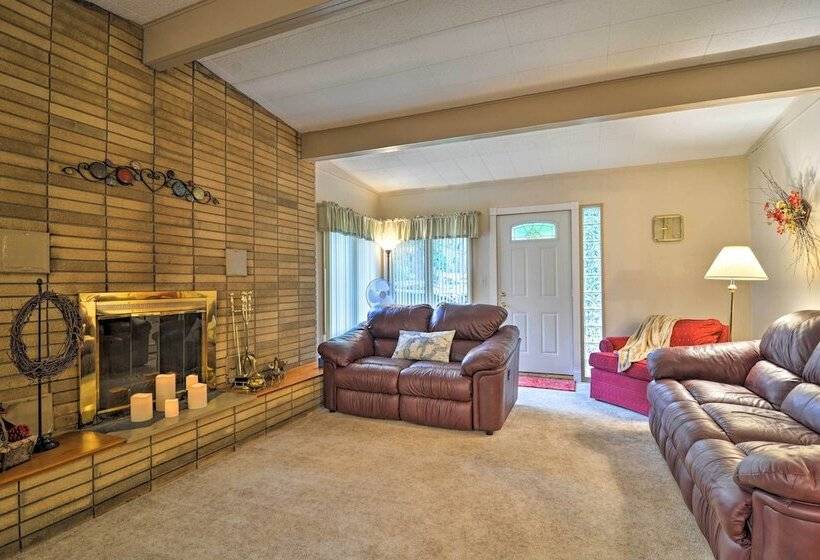 Roscommon Cabin W/ Fire Pit: Walk To Higgins Lake!