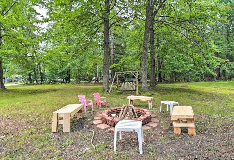 Roscommon Cabin W/ Fire Pit: Walk To Higgins Lake!