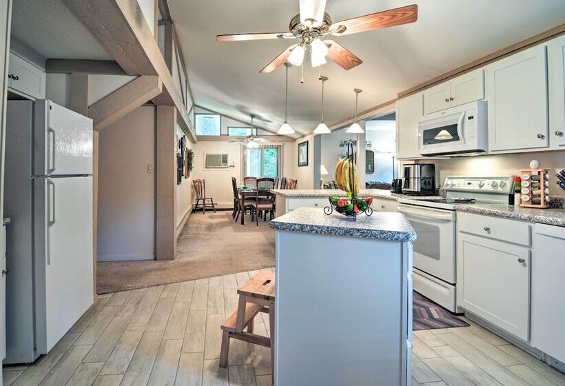 Roscommon Cabin W/ Fire Pit: Walk To Higgins Lake!