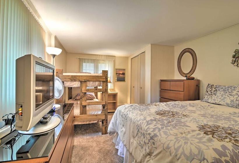 Roscommon Cabin W/ Fire Pit: Walk To Higgins Lake!